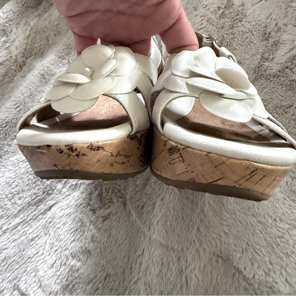 White Laura Scott Wedge Open-toe Sandals with Floral Accent Size 8 - Picture 9 of 14